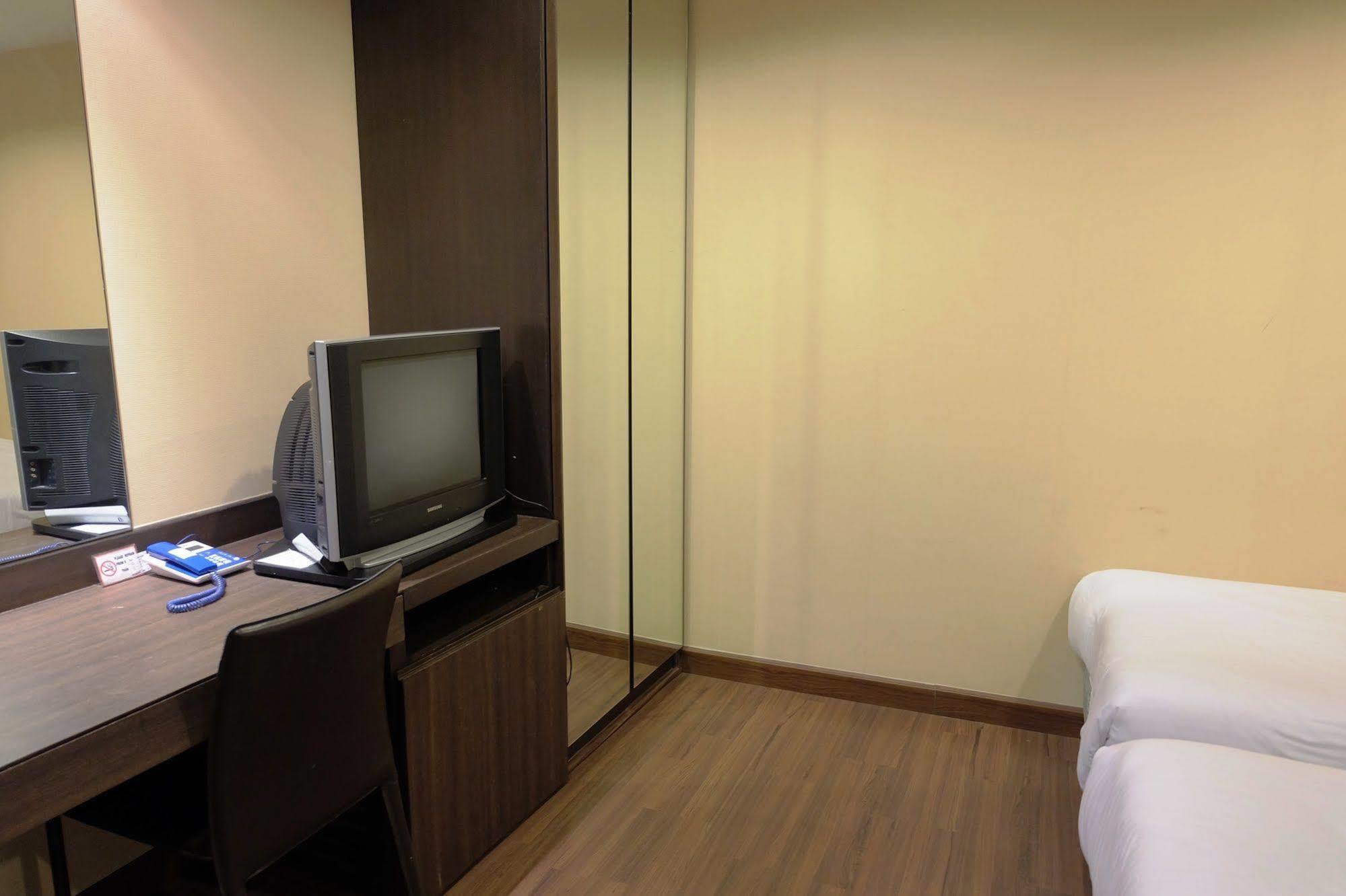 Take A Rest Hotel Банкок Екстериор снимка