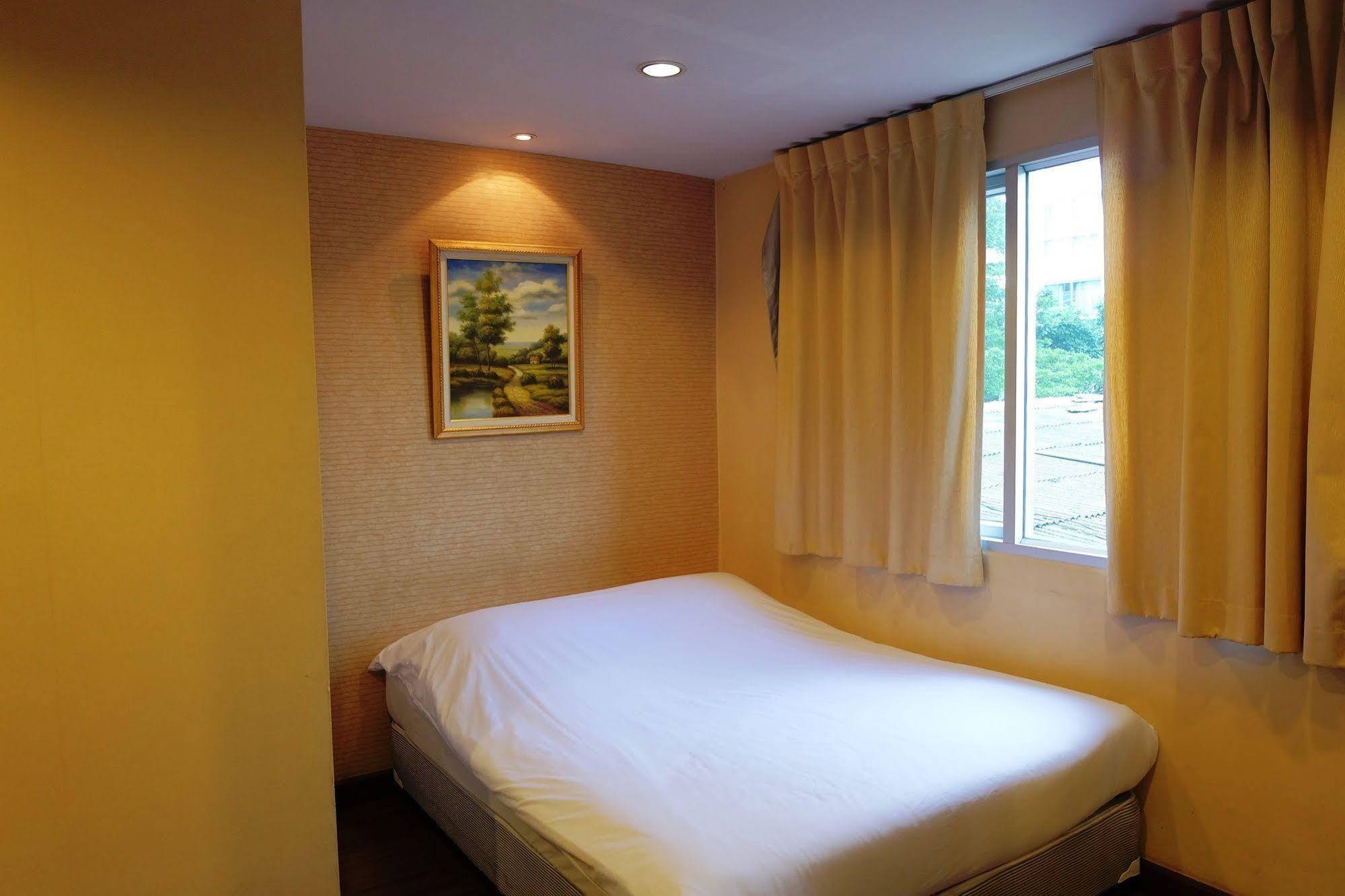 Take A Rest Hotel Банкок Екстериор снимка