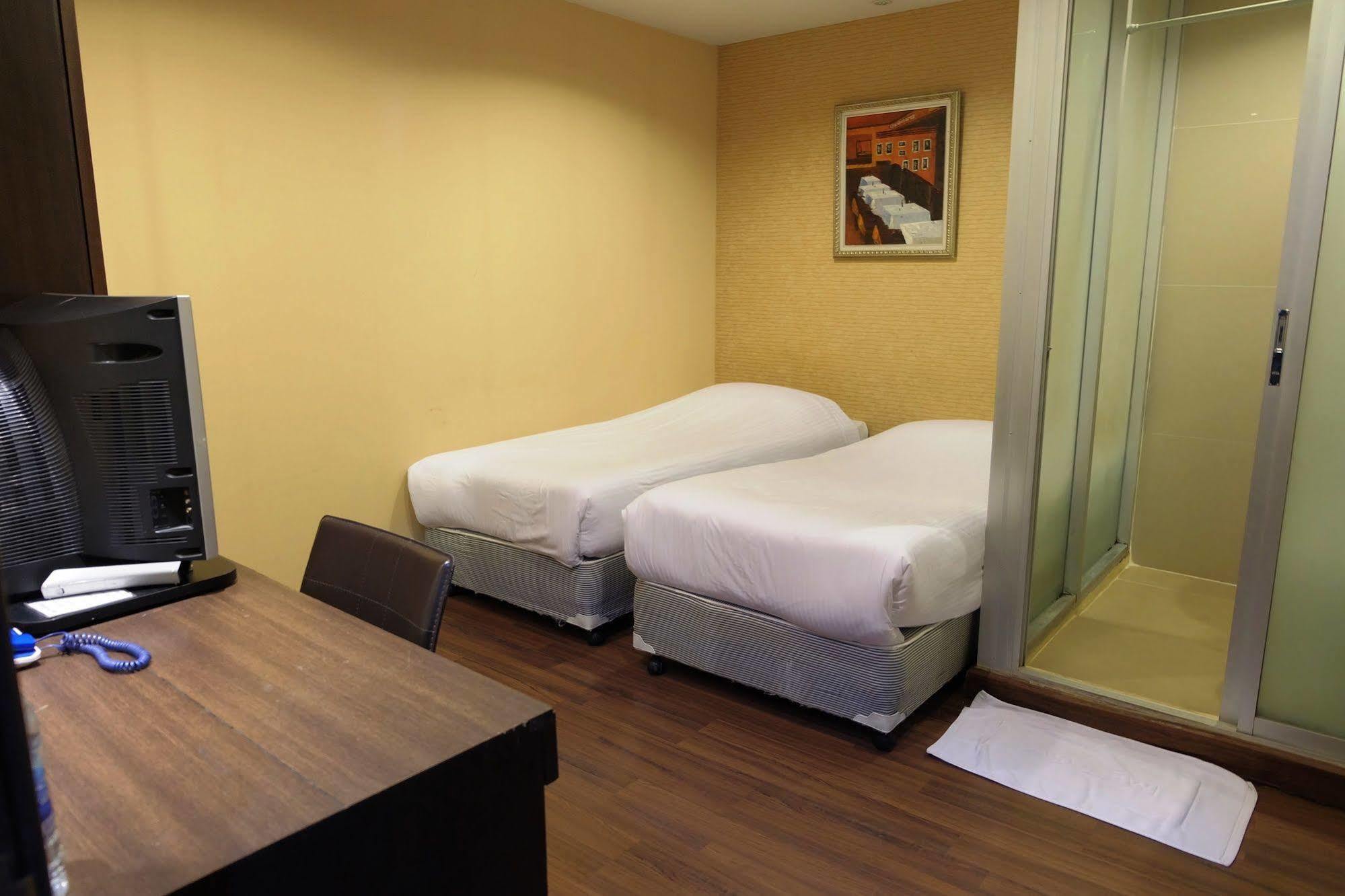 Take A Rest Hotel Банкок Екстериор снимка