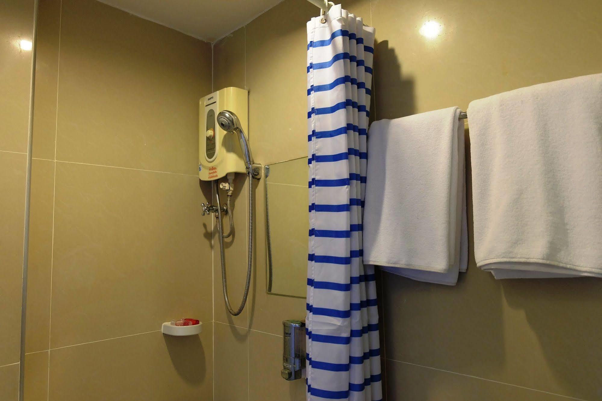 Take A Rest Hotel Банкок Екстериор снимка