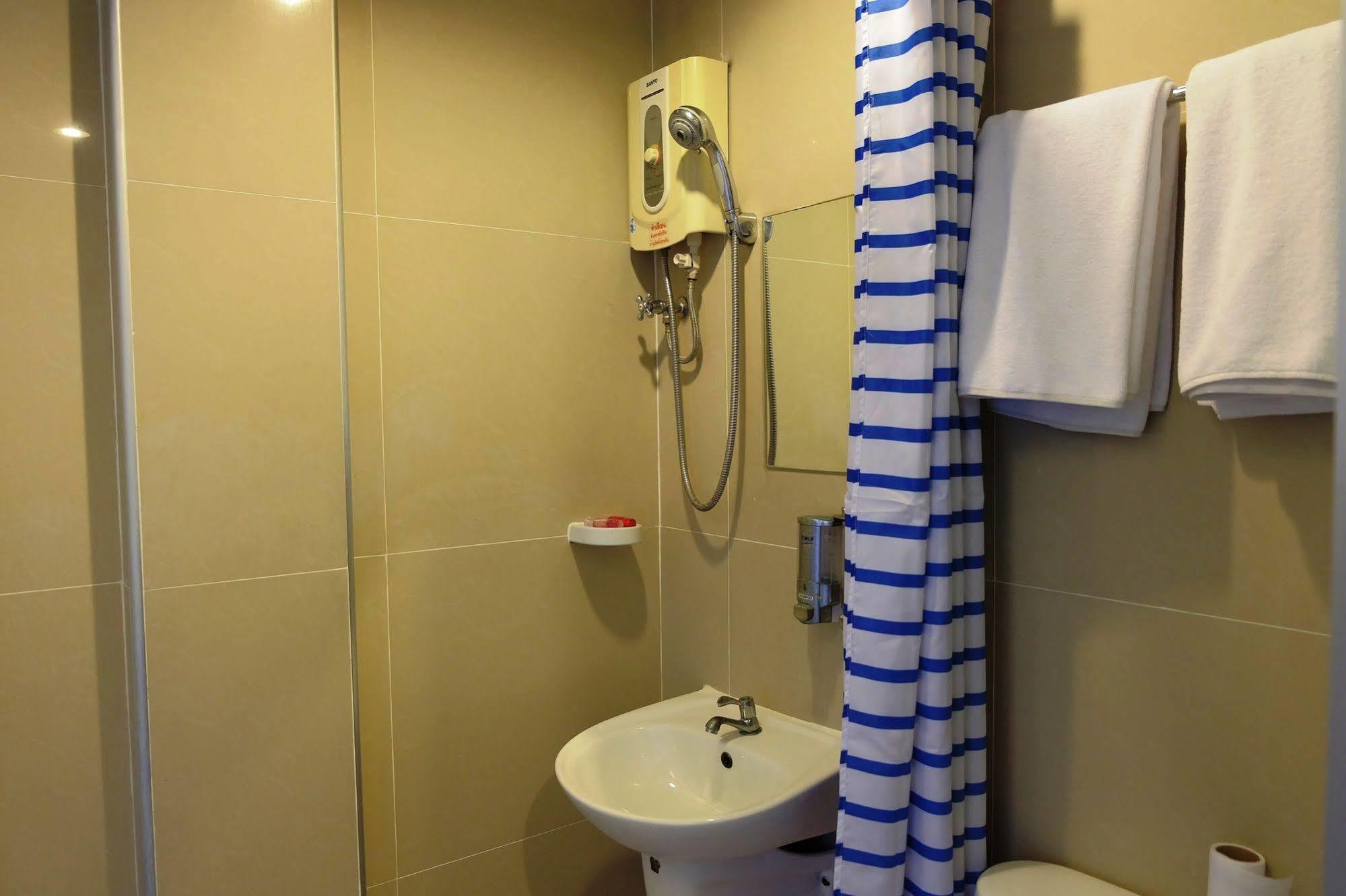 Take A Rest Hotel Банкок Екстериор снимка