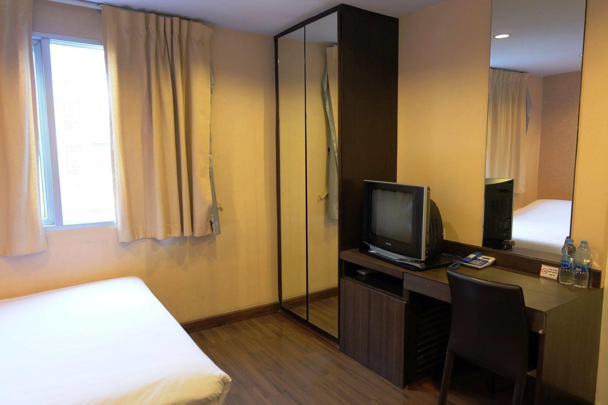 Take A Rest Hotel Банкок Екстериор снимка