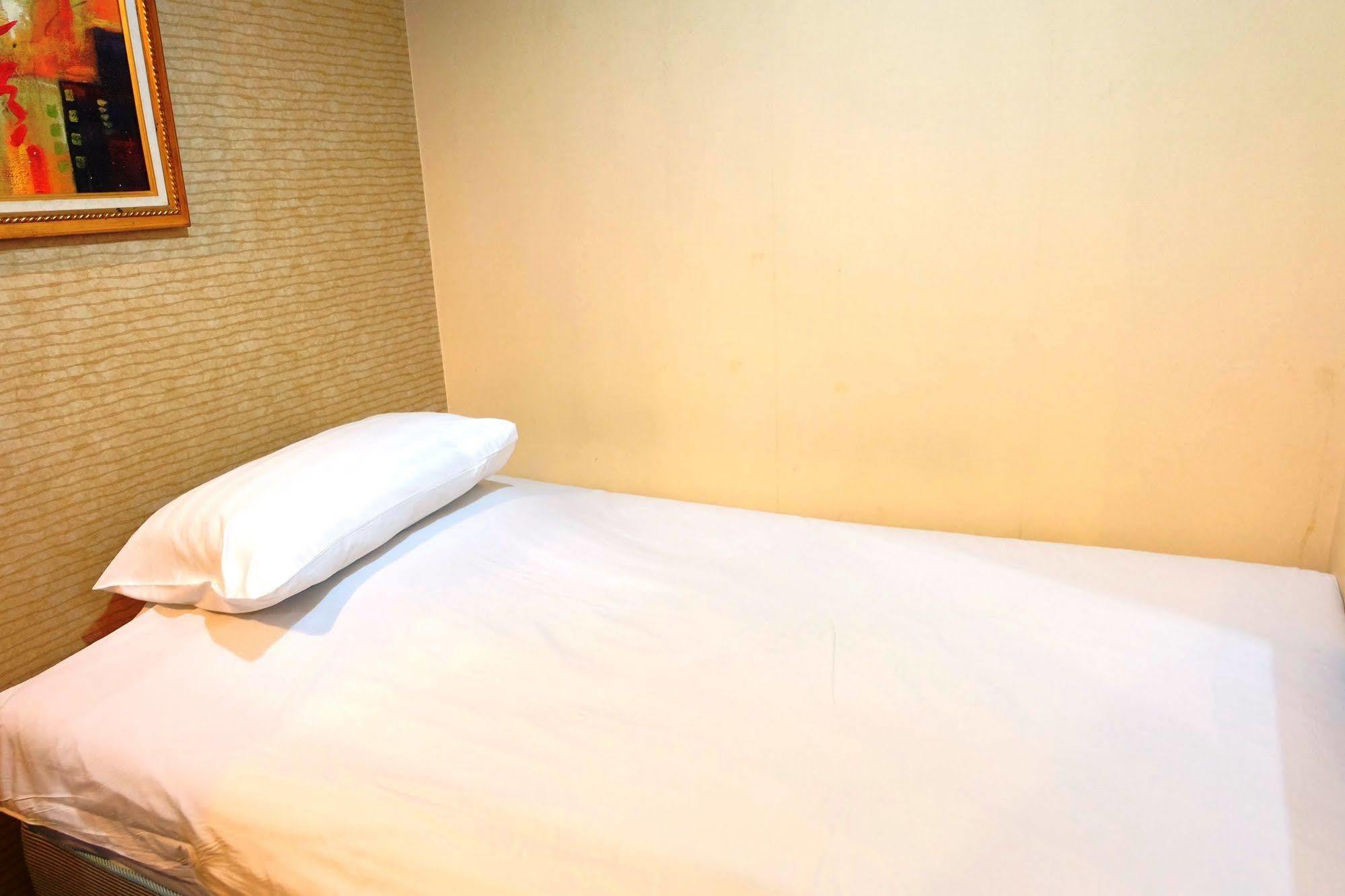 Take A Rest Hotel Банкок Екстериор снимка