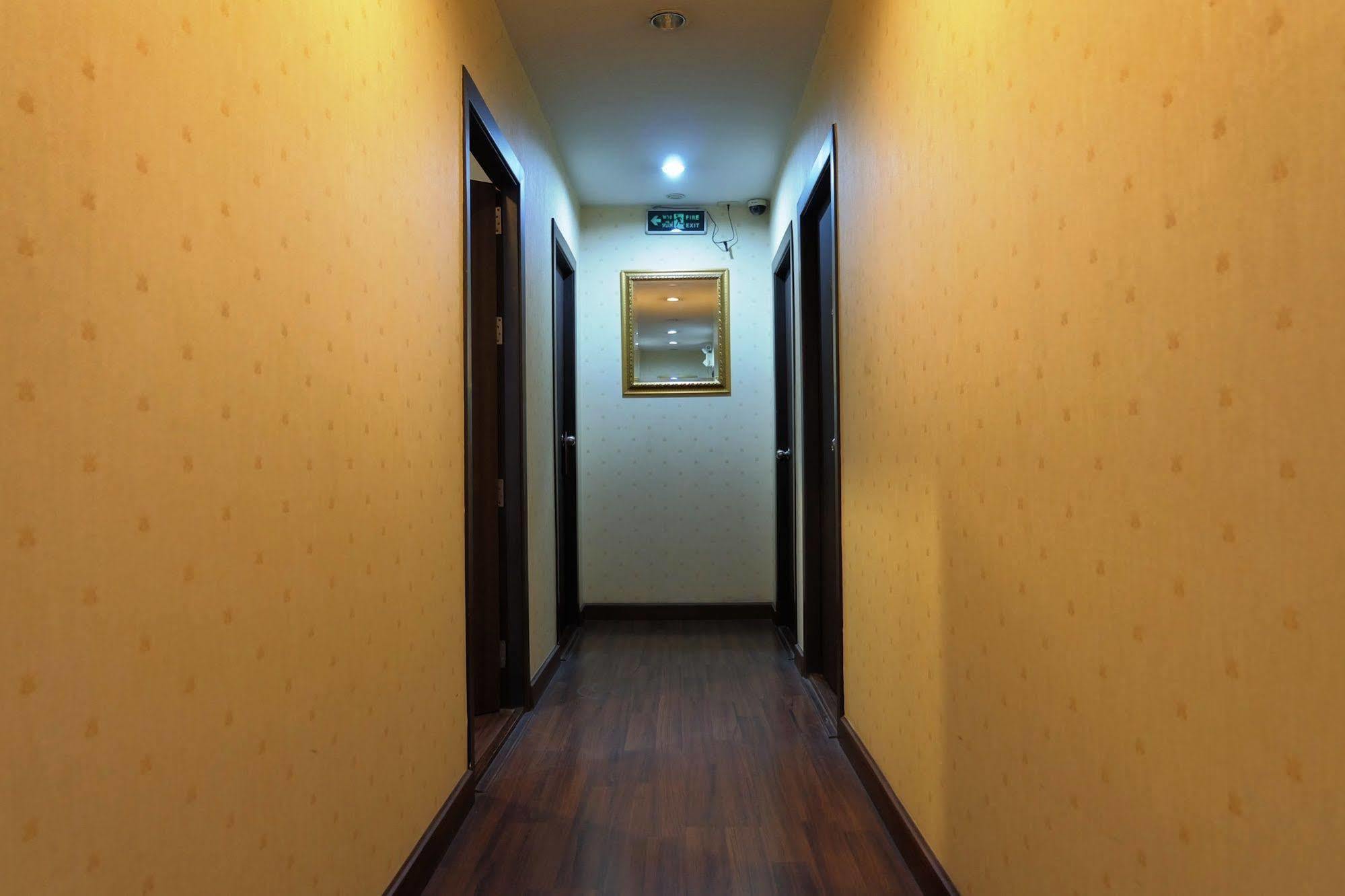 Take A Rest Hotel Банкок Екстериор снимка